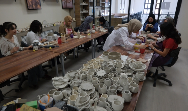 Kadınlar Büyükşehir’in kurslarında sanatla buluşuyor