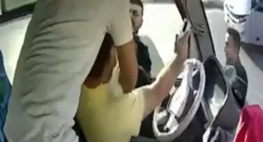 Şanlıurfa'da minibüs şoförüne bıçaklı saldırı güvenlik kamerasında