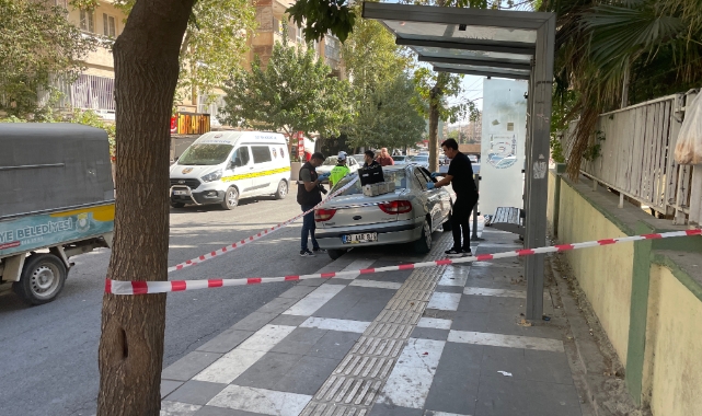 Şanlıurfa&#039;da otomobil durakta bekleyen anne ve çocuklarına çarptı