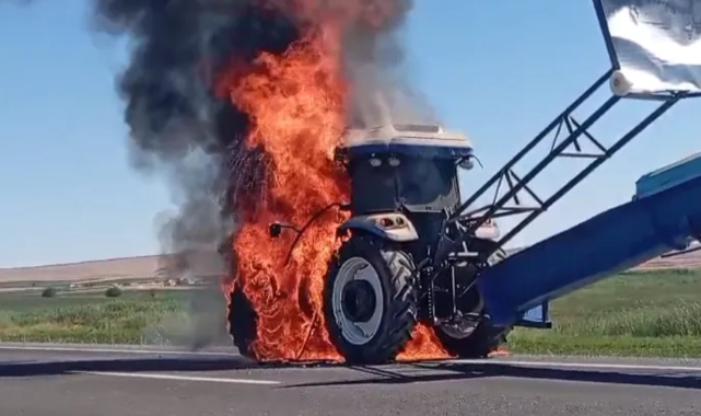 Şanlıurfa&#039;da seyir halindeki traktör alev aldı