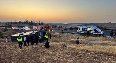 Şanlıurfa'da yolcu otobüsü şarampole devrildi: Çok sayıda yaralı var