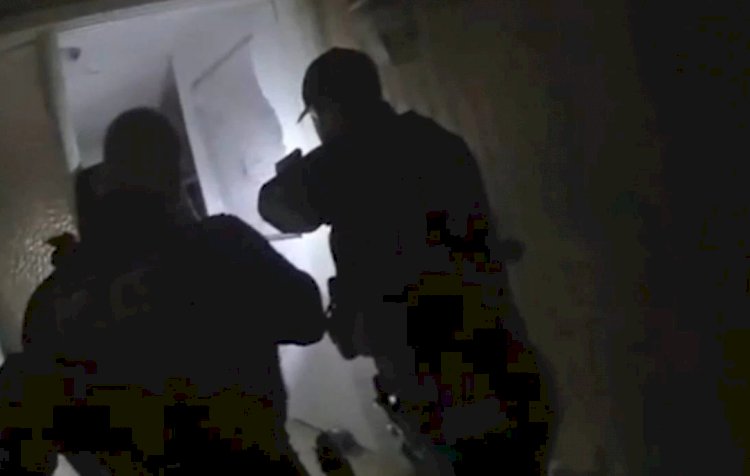 ABD polisinin skandal olayı | Kapıyı açmaya çalışan çocuğun üzerinde kapıyı kırdı