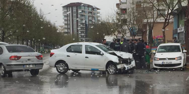 Karaköprü'de maddi hasarlı trafik kazası