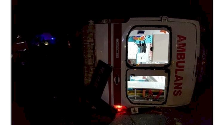 Hasta taşıyan ambulans otomobil ile çarpışarak devrildi: Çok sayıda yaralı var