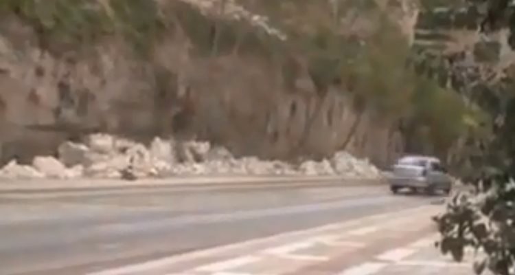 Birecik'te Fırat'a Giden Yola Düşen Kayalar Büyük Tehlike Oluşturuyor