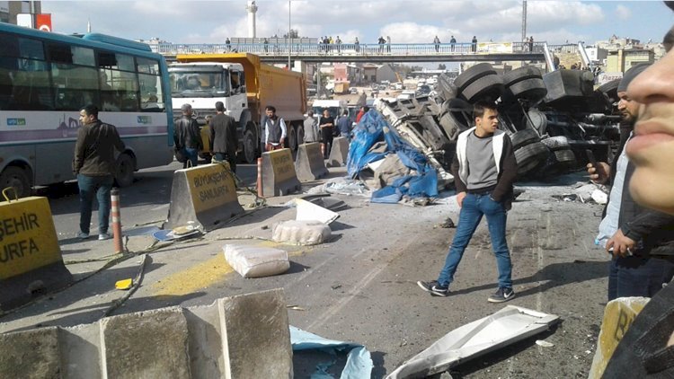 Şanlıurfa'da Feci Kaza Akabe'den İnen Kamyonun Freni Patladı