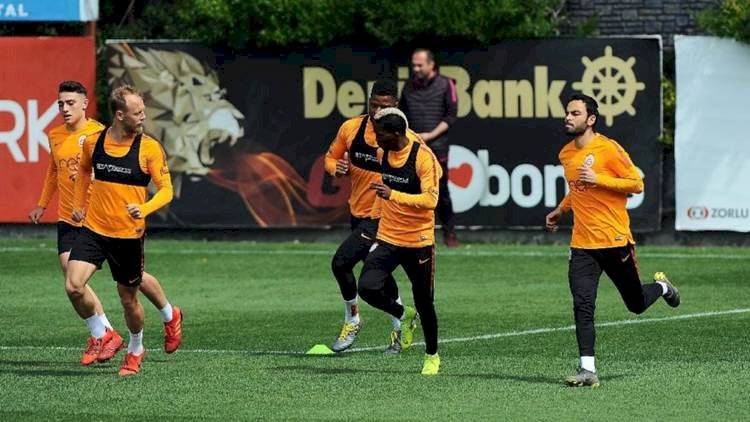 Büyük Derbi Öncesi Galatasaray'da Bir Oyuncu Takıma Katılırken Biride Sakatlandı