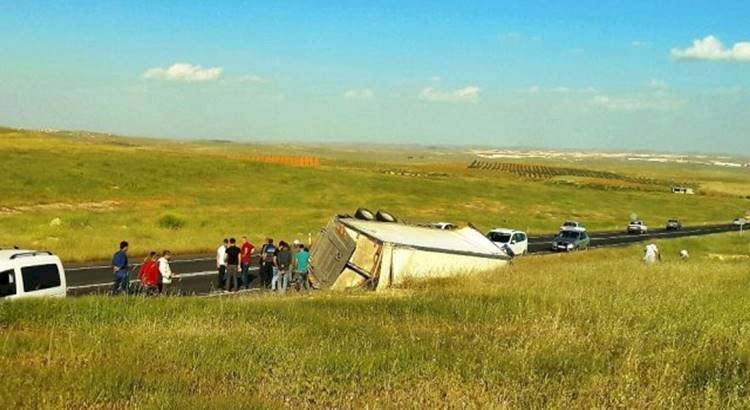 Şanlıurfa Suruç'ta Devrilen Tır Korkuttu / 1 Yaralı