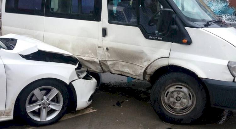 Şanlıurfa'da Seyehat Halindeki Aracın Lastiği Patladı / 6 Yaralı