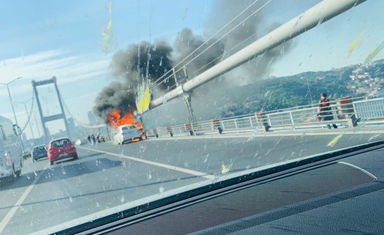 İstanbul'da 15 Temmuz Şehitler Köprüsü'nde Aracını Yakıp İntihar Etti