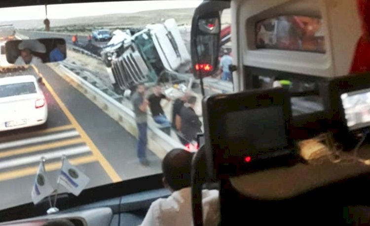 Tır Traktöre Çarpınca Ortalık Savaş Alanına Döndü
