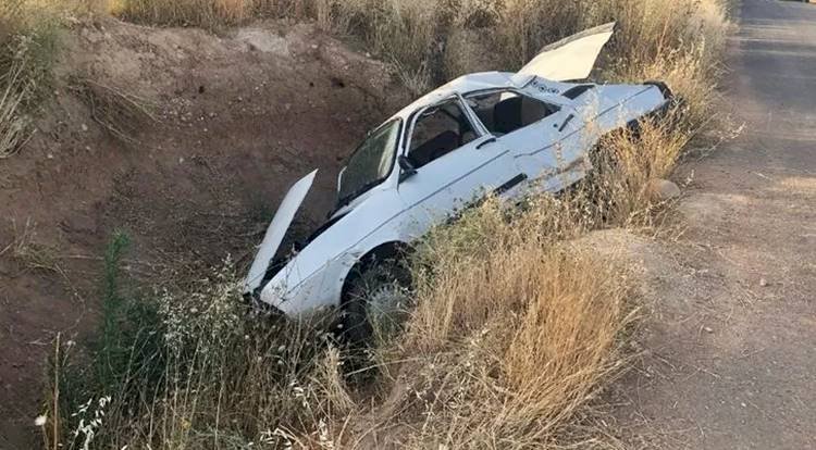 Şanlıurfa'da Şoför Direksiyon Hakimiyetini Kaybedince Şarampole Yuvarlandı