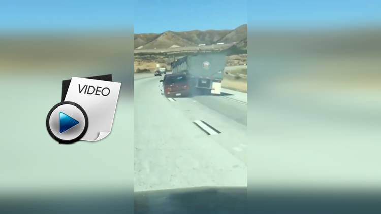 Çarptığı Aracı Fark Etmeyen Tır Metrelerce Sürükledi