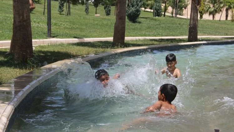 Urfa'da 40 Derece Sıcakta Çocuklar Serinlemek İçin Yasak Dinlemiyor
