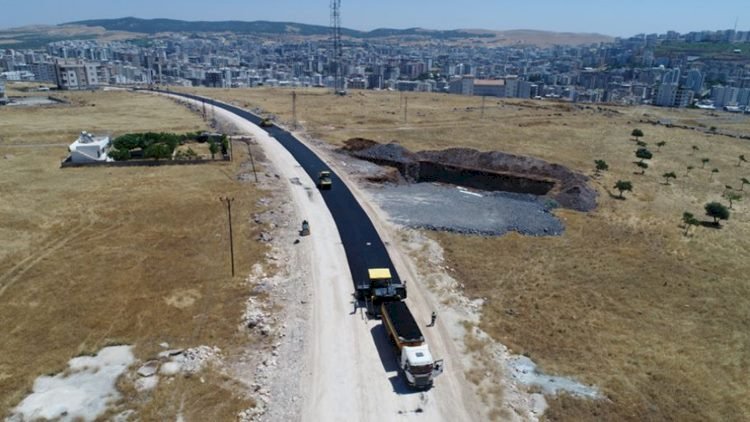 Karaköprü'de Kolsuzoğlu Bulvarı ile Çardaklıkaya Bağlantı Yoluna Asfalt Serimi Yapıldı