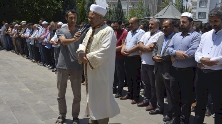 Şanlıurfa'nın Merkezinde ve İlçelerinde Mursi İçin Gıyabi Cenaze Namazı Kılındı