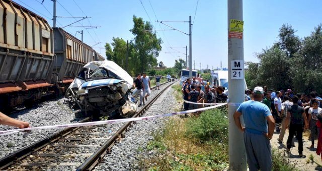 Tarsus'ta Yük Treni Minibüse Çarptı 1 ölü 4 Yaralı