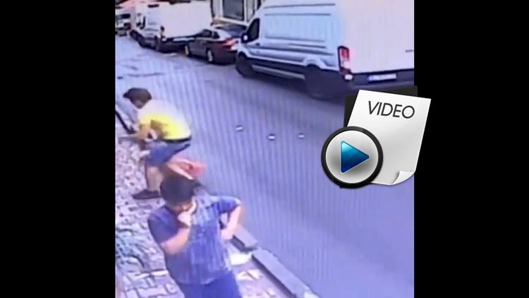 Evinin Penceresinden Düşen 2 Yaşındaki Çocuğu Havada Yakaladı