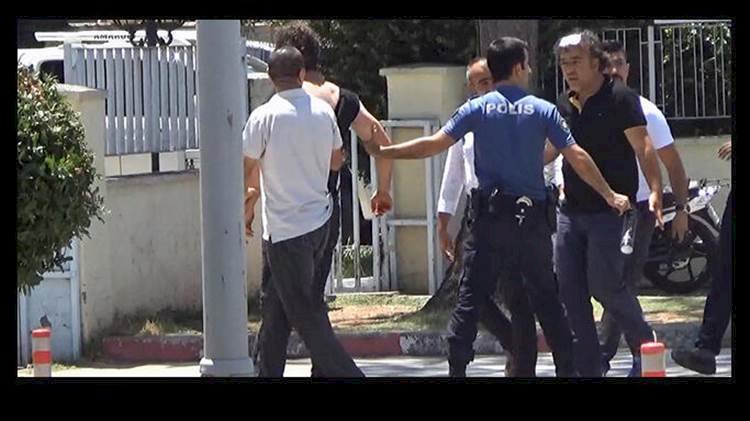 Birecik'te Adliye Çıkışında Taşlı Sopalı Kavga 4 Kişi Yaralandı 5 Kişi Gözaltına Alındı