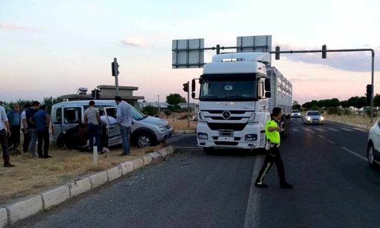 Şanlıurfa Adıyaman Yolunda TIR Otomobile Çarptı 1 Kişi Yaralandı