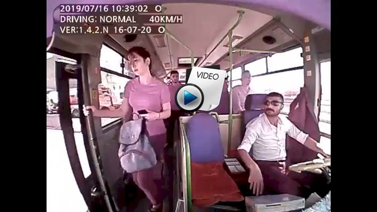 Seyahat Halindeki Minibüs Durdu Zannedip İnen Kız Öldü / Video