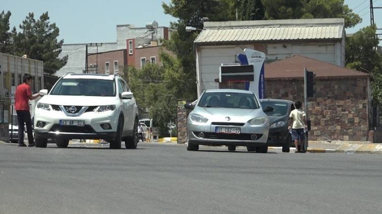 Şanlıurfa Zabıtalarının Takibi Bıraktığı Çocukların Trafik Işıklarındaki Tehlikeli Su Satışı