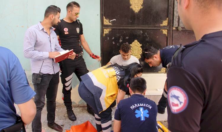 Eşi Tarafından Terk Edilen 2 Çocuk Babası Kendini Bıçakladı
