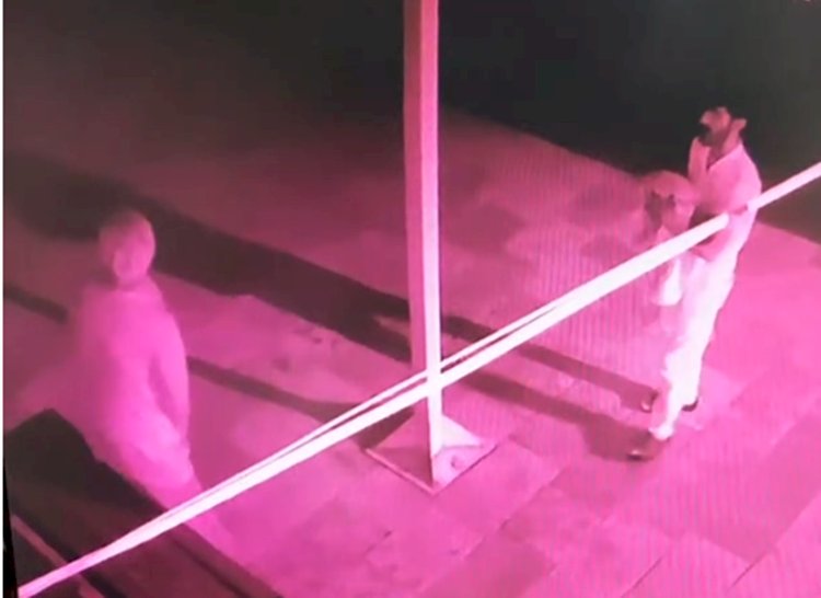 3 Aylık Bebeklerini Cami Avlusu Merdivenlerine Böyle Bıraktılar