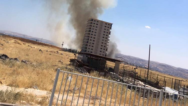 Karaköprü'de Lüks Sitelerin Yakınında Anız Yangını