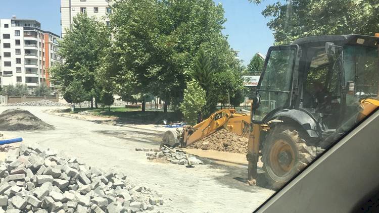 Belediye İş Makineleri Çalışma yaptığı Yerde Su Borusunu Patlattı