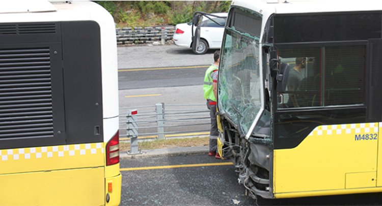 İstanbul Üsküdar'da Metrobüs Kazası : 11 Kişi Ölümden Döndü