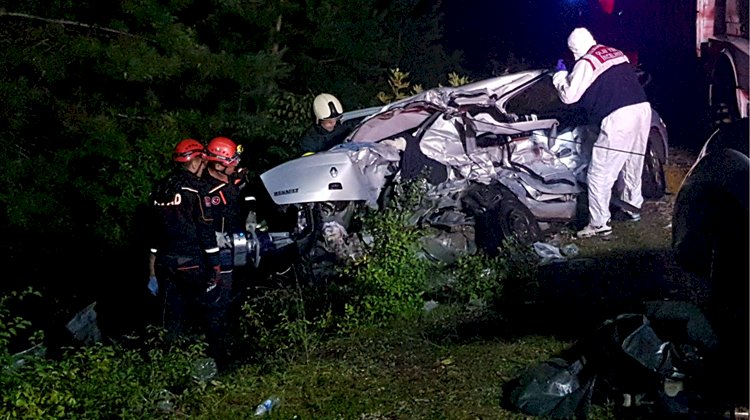 Trafik Kazasında Aracın İçinde Ezilerek Öldüler