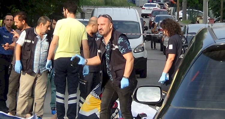 Yolun Ortasında Silahla Önce Eşini Öldürdü Sonra Kendisini