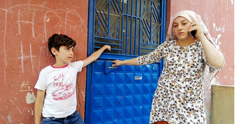 Hırsızları Eve Kilitledi ; Kapıyı Dışarıdan Sıkıca Tuttu