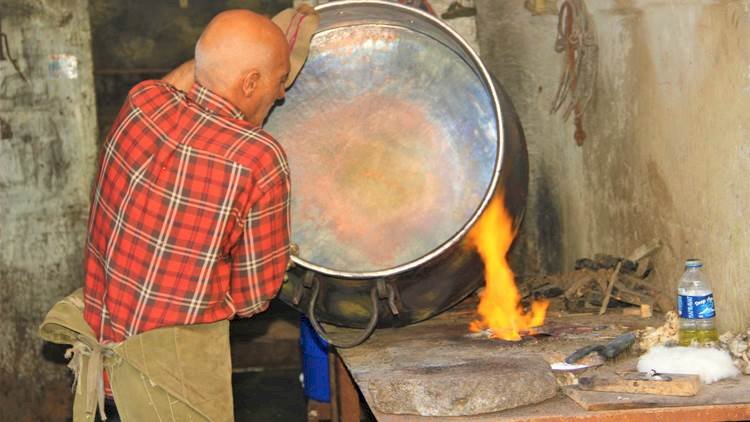 Bakır Tepsiler ve Kazanlar Usta Ellerde Kalaylanarak Bayrama Hazırlanıyor