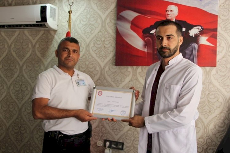 Şanlıurfa'da Güvenlik Görevlisi Bulduğu 3 Bin 700 Lirayı Sahibine Teslim Etti