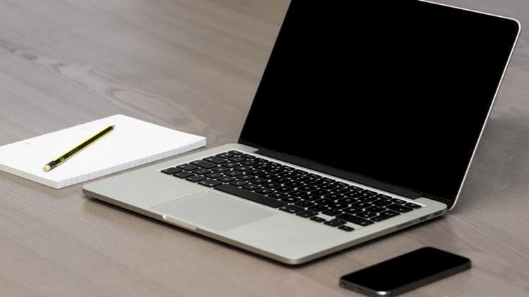 Uzmanlar Laptop ve Akıllı Telefonlarda Dinleme ve İzleme Konusunda Uyardı