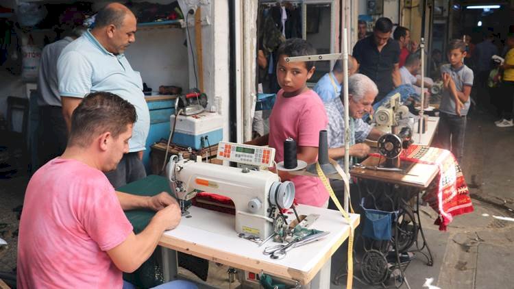 Urfa'da Terziler Bayram Mesaisinde / Yetiştirmek İçin Gece Gündüz Çalışıyorlar