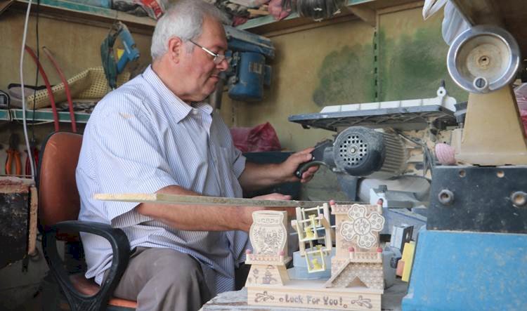 Bedensel Engelli Adam Hobi Olarak Yaptığı Tahta Maketlerle Tarihi Resmediyor