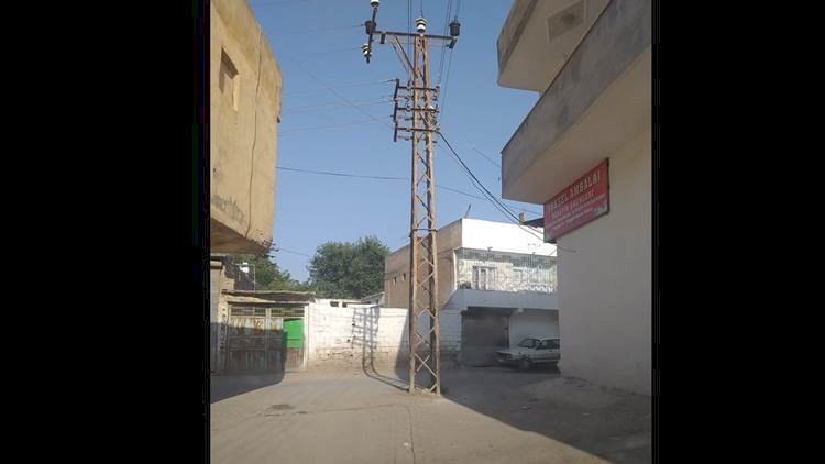 Suruç'ta Sokağın Ortasında Elektrik Direği Tehlike Saçıyor