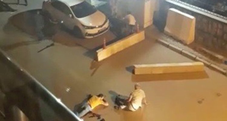 Emniyet Önünde 2 Ailenin Silahlı Kavgası : 2 Ölü ,6 Yaralı