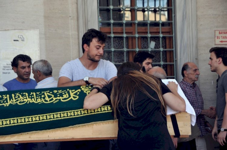 19 Yaşındaki Oğlunu Bıçakla Boğazını Keserek Öldürdü
