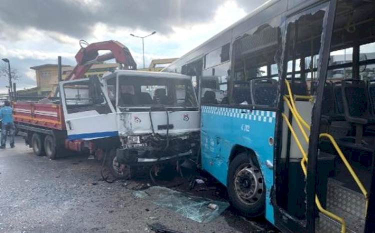 Freni Boşalan Kamyon Halk Otobüsüne Çarptı 9 Kişi Yaralandı