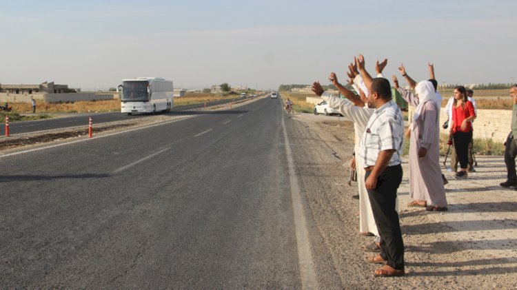 Akçakale'de Vatandaşlar Suriye'ye Giden Askerleri Uğurladı