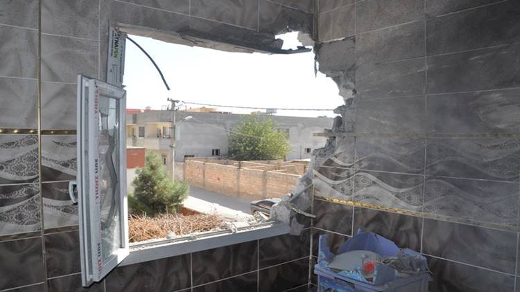 Akçakale'de Bir Havan Topu İki Katlı Bir Evi Harabeye Çevirdi