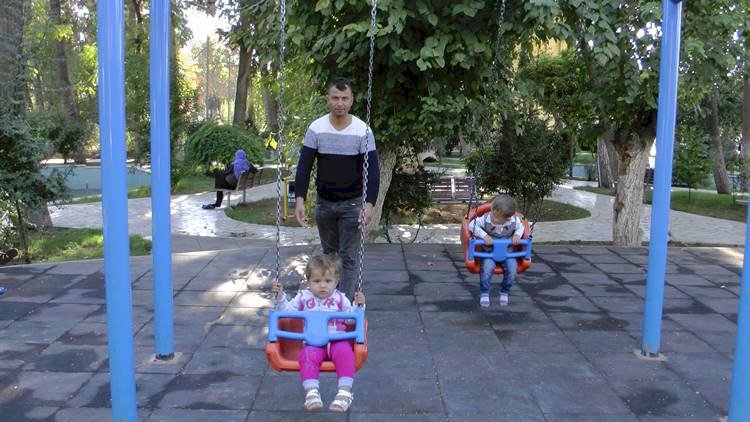 Sınır İlçesi Ceylanpınar'da Parklar İnsanlarla Doldu