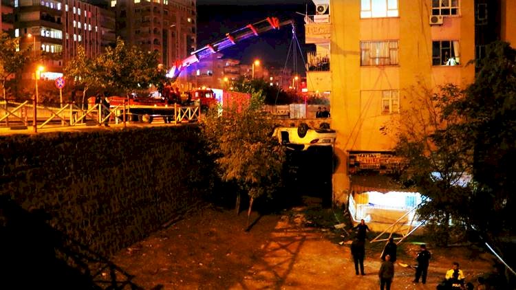 Bariyere Çarpan Araç 10 Metre Aşağı Düştü 5 Kişi Yaralandı