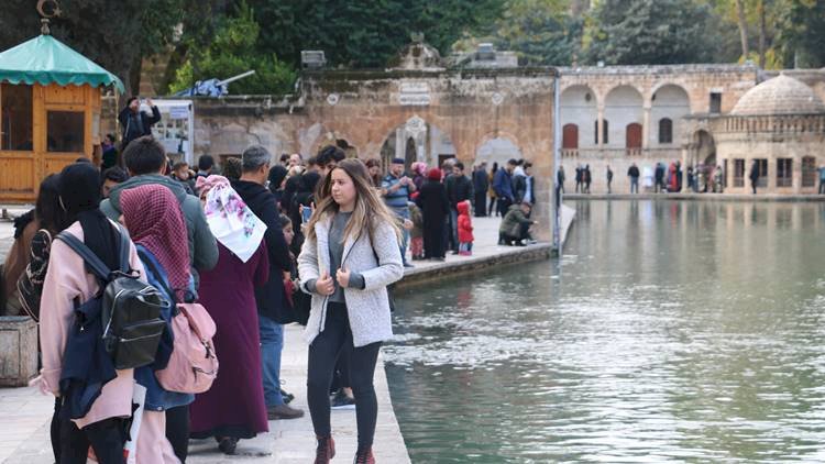 Balıklıgöl'de Güneşli Hava Yoğunluğu / Güzel Havayı Gören Dışarı Attı Kendini