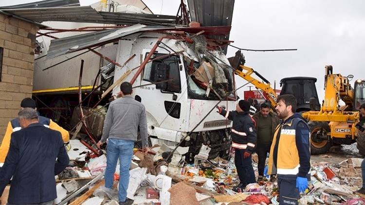 Viranşehir-Mardin Yolunda Markete Dalan TIR 4 Kişiyi Yaraladı