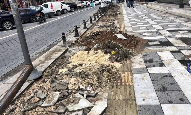 Vatandaşlar Bahçelievler'de Sökülen Kaldırım Taşlarına Sitem Etti